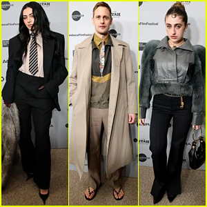 Charli XCX chega a Sundance para a estreia de 'The Moment' com Alexander Skarsgard e Rachel Sennott