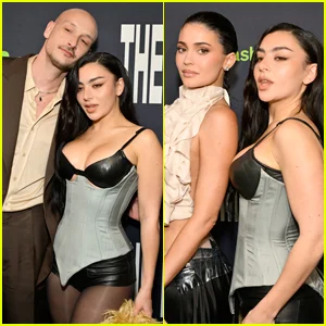 Charli xcx recebe apoio do marido George Daniel, Kylie Jenner e mais estrelas na estreia de 'The Moment' em Los Angeles