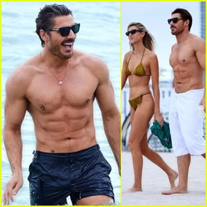 Chris Appleton mostra abdômen rasgado na praia de Miami com a filha Kitty Blu