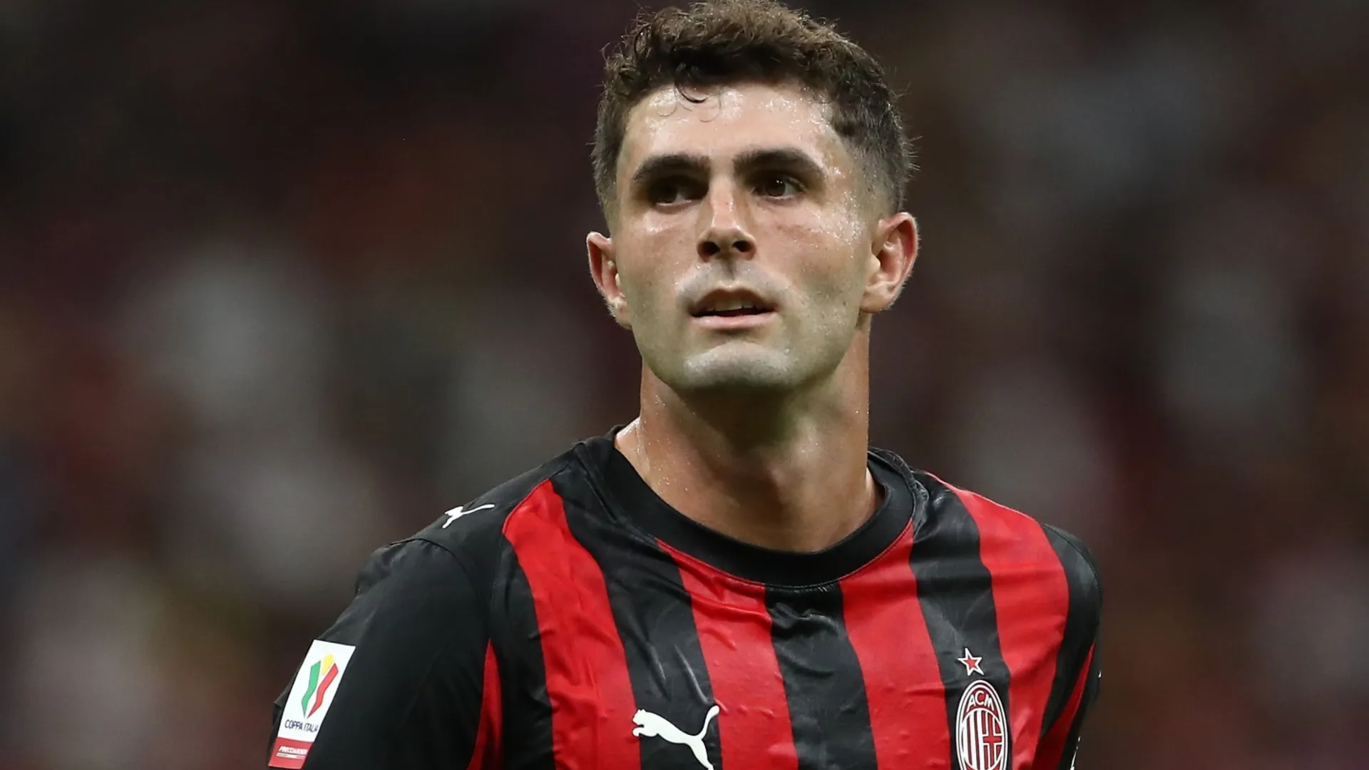 Christian Pulisic, do AC Milan, observa