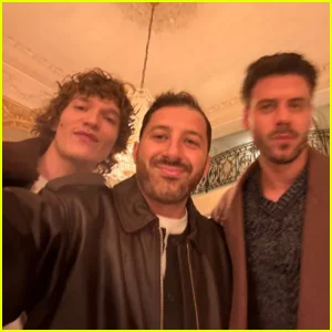 Connor Storrie e François Arnaud, do Heated Rivalry, chegam juntos a Paris durante a Fashion Week