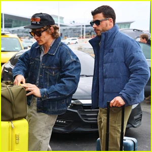 Connor Storrie e François Arnaud pegam voo para fora de Nova York juntos após promoverem ‘Heated Rivalry’