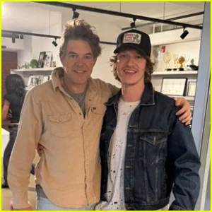 Connor Storrie posa com Jason Blum de Blumhouse, desperta especulações sobre o elenco