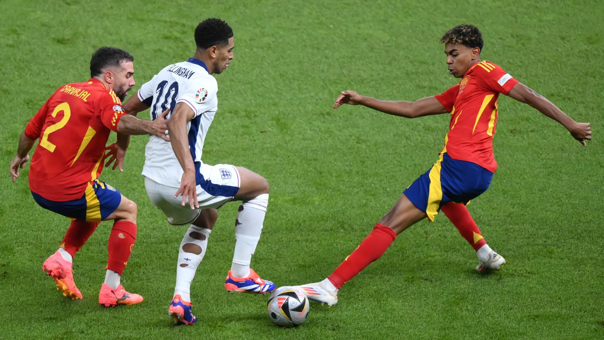 Jude Bellingham da Inglaterra e Dani Carvajal e Lamine Yamal da Espanha