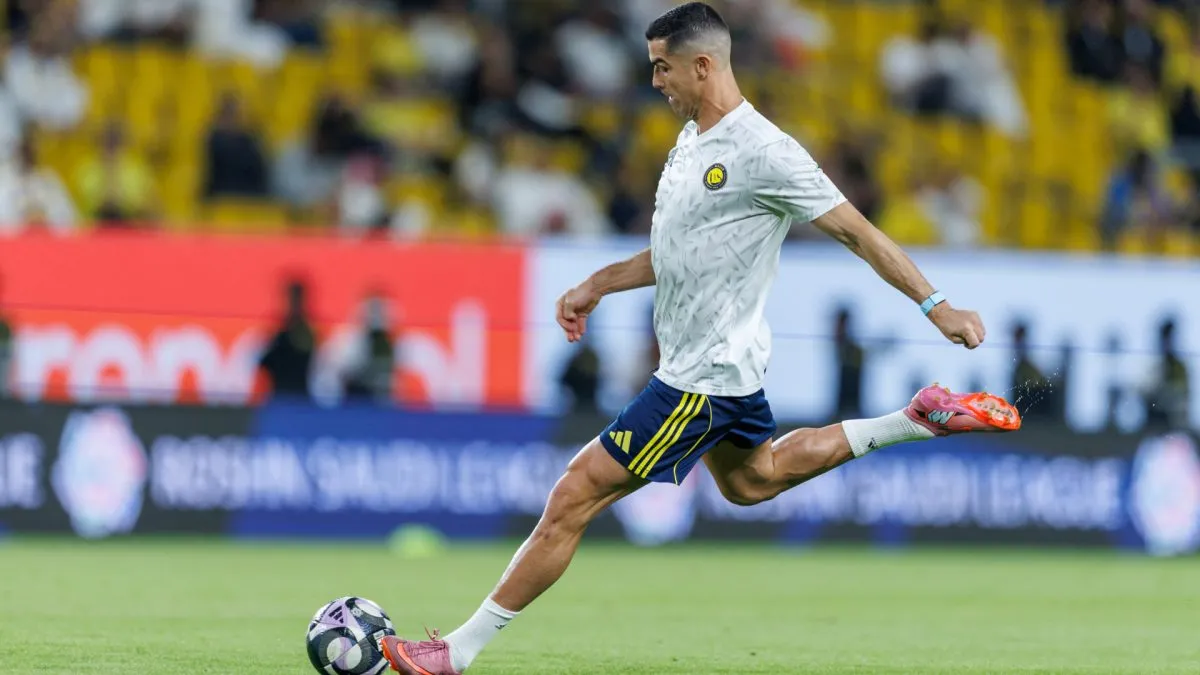 Cristiano Ronaldo se aquecendo antes do jogo do Al Nassr