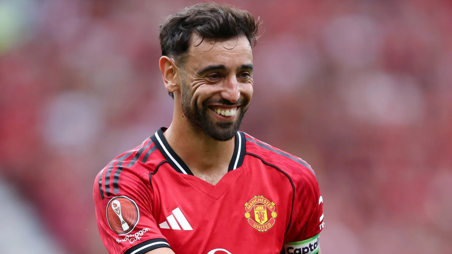 Bruno Fernandes, astro do Manchester United, sorrindo