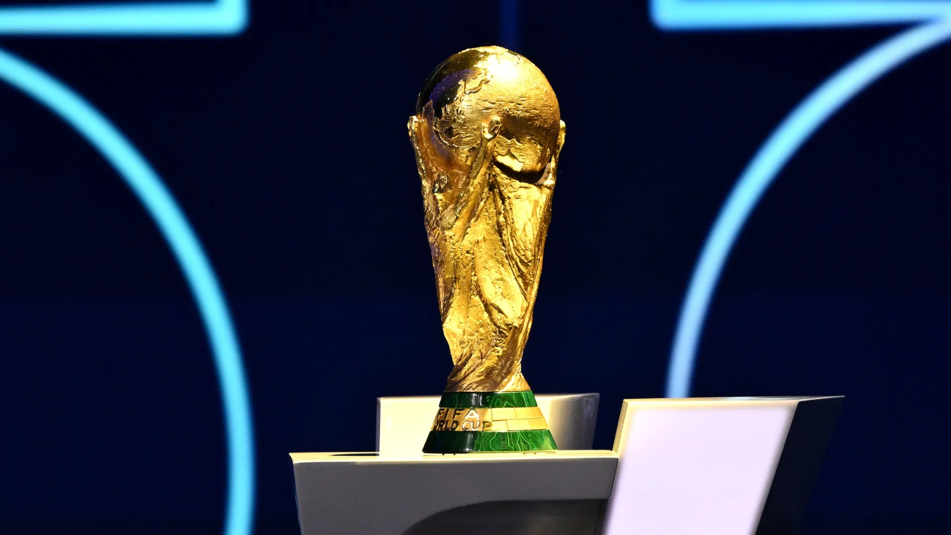 O Troféu da Copa do Mundo FIFA é exibido durante o Sorteio Oficial da Copa do Mundo FIFA 2026.
