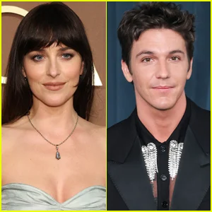 Dakota Johnson e modelo fotografados de mãos dadas em Los Angeles em meio a rumores de namoro