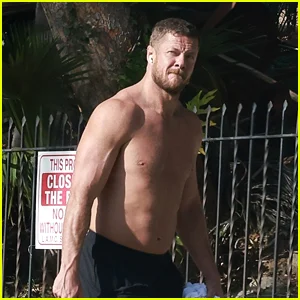 Dan Reynolds, do Imagine Dragons, fica sem camisa em um dia quente de inverno em Los Angeles