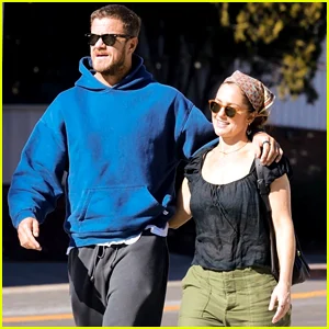 Dan Reynolds e Minka Kelly visitam sua cafeteria local favorita