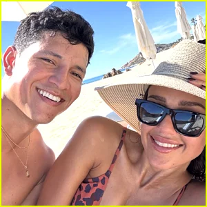 Danny Ramirez compartilha lindas novas fotos de férias com a namorada Jessica Alba