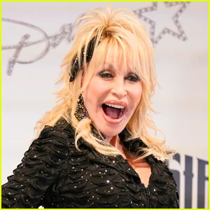 Dolly Parton brinca que 'sobreviveu a tantos cirurgiões plásticos' ao completar 80 anos