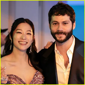 Dylan O'Brien fala sobre reunião com Arden Cho, mantendo contato com colegas de elenco de 'Teen Wolf'