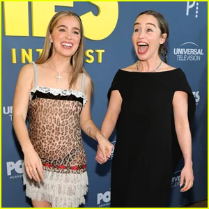 Emilia Clarke e Haley Lu Richardson de mãos dadas na estreia de 'Ponies' em Nova York