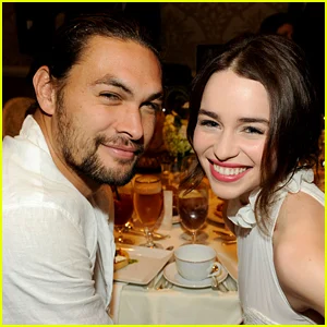 Emilia Clarke e Jason Momoa de Game of Thrones se reúnem para uma foto improvisada, 15 anos após a estreia do programa!