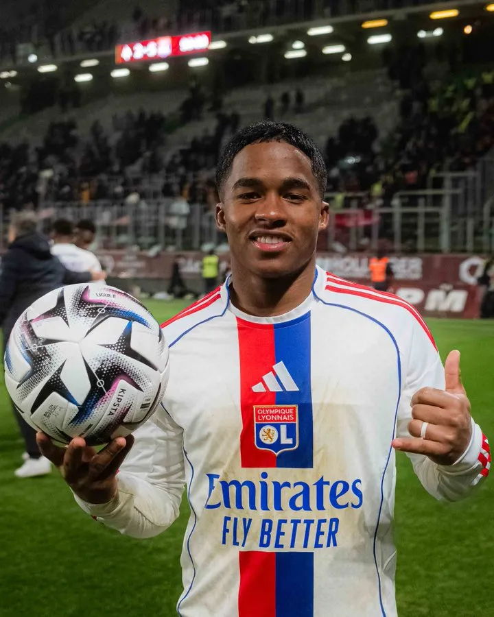 Endrick reivindica a bola após um hat-trick no Olympique Lyon cs. Metz.