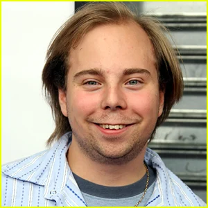 Ex-estrela de 'Even Stevens' Steven Anthony Lawrence alega retaliação após demissão da Universal Studios