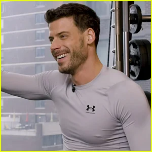 François Arnaud fala sobre Phoebe Buffay Run em 'Heated Rivalry', bebendo aqueles smoothies, treinando para interpretar Scott Hunter e desconectando-se das redes sociais