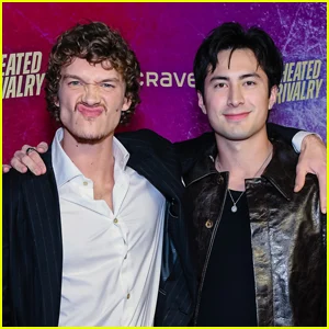 Hudson Williams e Connor Storrie carregam a tocha olímpica juntos na Itália antes dos Jogos Olímpicos de Inverno de 2026