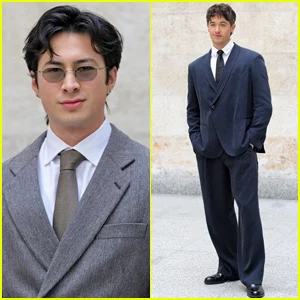 Hudson Williams e Tom Blyth aparecem no desfile de moda de Giorgio Armani em Milão
