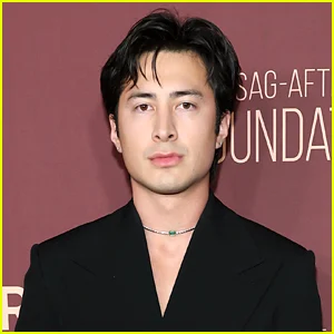 Hudson Williams fala sobre mostrar afeto físico ao co-estrela de 'Heated Rivalry' Connor Storrie, ouvindo atletas enrustidos e assistindo pessoalmente ao beijo de Skip