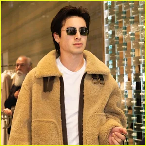Hudson Williams faz compras na Giorgio Armani durante a Semana da Moda de Milão