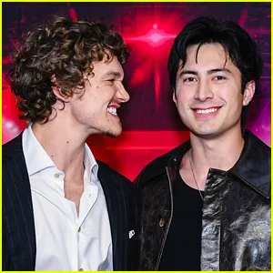 Hudson Williams revela como o co-estrela de 'Heated Rivalry' Connor Storrie o tornou um ator melhor