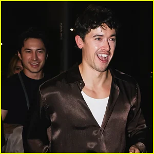 Hudson Williams se junta a Tom Blyth e mais no jantar de Giorgio Armani durante a Milan Fashion Week