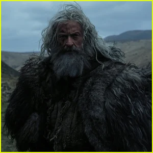 Hugh Jackman parece irreconhecível no trailer sangrento de 'A morte de Robin Hood'