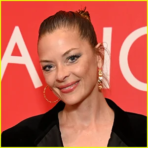 Jaime King quebra o silêncio sobre o divórcio e diz que foi 'pego de surpresa' pelo pedido de divórcio do marido Austin Sosa