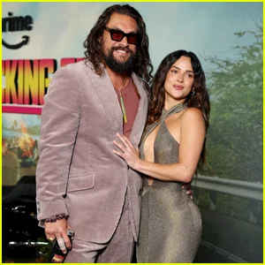 Jason Momoa é acompanhado pela namorada Adria Arjona na exibição de 'The Wrecking Crew' em Londres
