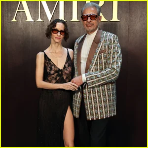 Jeff Goldblum e sua esposa Emilie marcam um encontro noturno no Amiri Fashion Show em Paris!