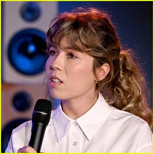 Jennette McCurdy fala sobre namoro com um homem mais velho aos 18 anos e como ela era virgem quando se conheceram