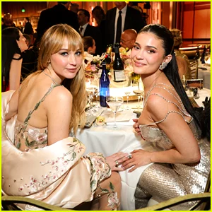 Jennifer Lawrence conversou com Kylie Jenner no Globo de Ouro de 2026 - elas são amigas há anos!