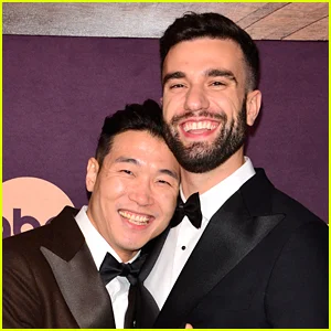 Joel Kim Booster se casa com John-Michael Sudsina, lista de convidados de celebridades revelada!