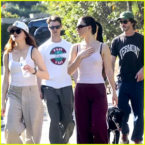 Joey King e Logan Lerman são vistos em encontro duplo para passear com o cachorro