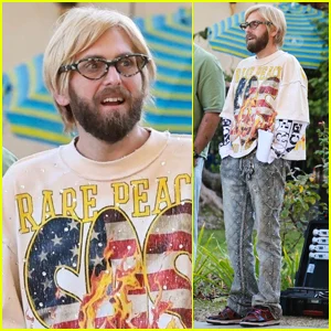 Jonah Hill quase irreconhecível com peruca loira e roupa deslumbrante no set de 'Cut Off'