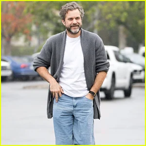 Joshua Jackson mantém a casualidade durante a corrida do café em Calabasas