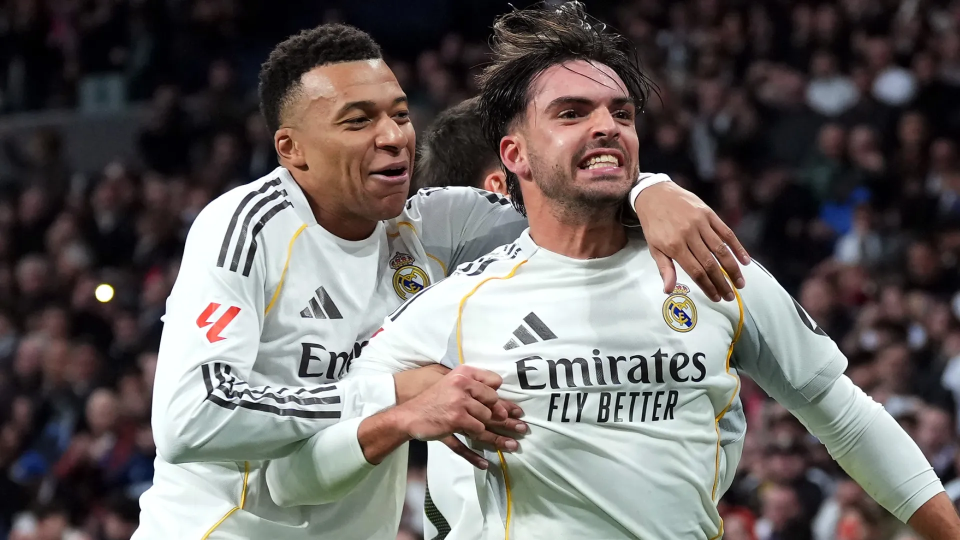 Kylian Mbappé e Raul Asencio do Real Madrid