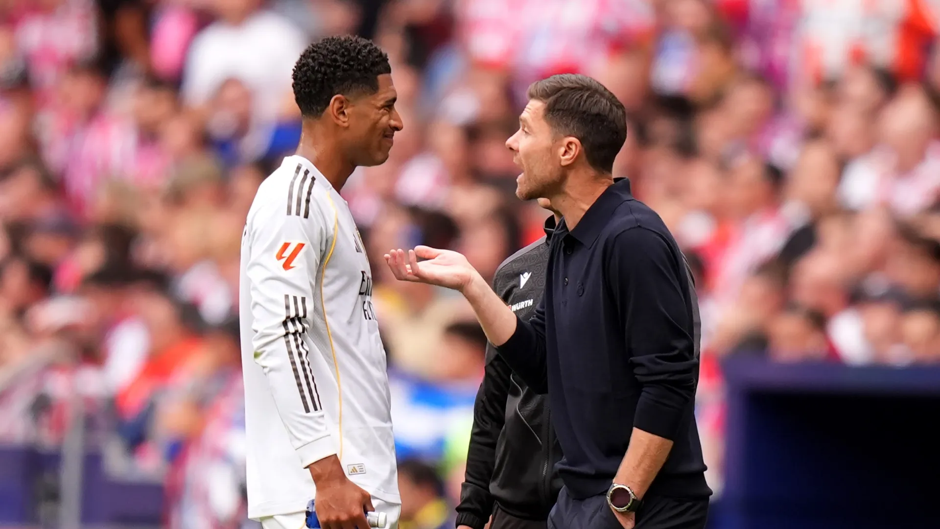 Xabi Alonso, técnico do Real Madrid, dá instruções a Jude Bellingham durante o jogo contra o Atlético de Madrid.