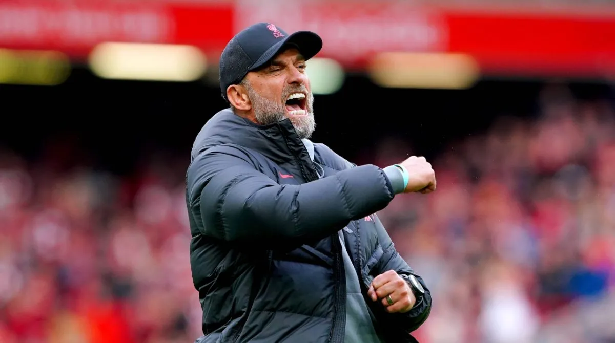 Jurgen Klopp treinando o Liverpool.