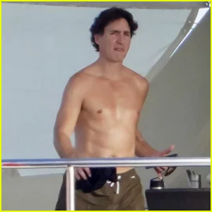 Justin Trudeau fica sem camisa nas férias de iate em St.