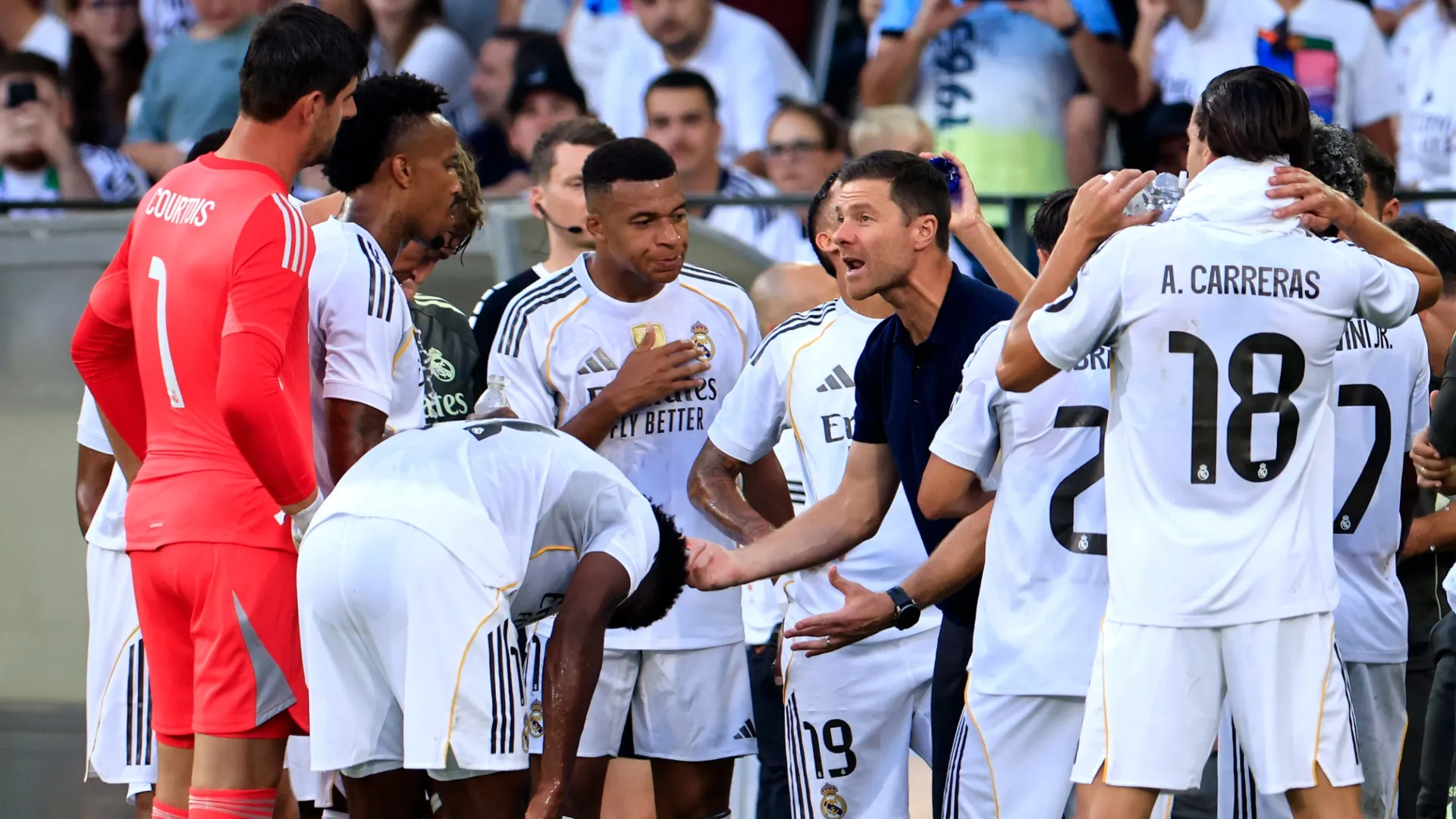 Xabi Alonso, do Real Madrid, conversando com seus jogadores