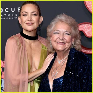 Kate Hudson diz que Claire Sardina está 'tão feliz' com 'Song Sung Blue' em meio a duras críticas dos filhos de Michael Sardina