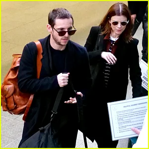 Kate Mara e seu marido Jamie Bell navegam em um terminal movimentado em Londres