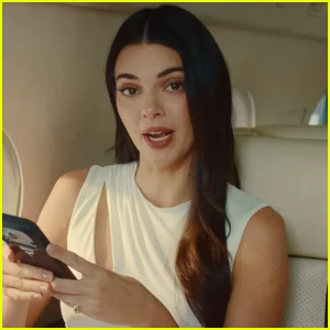 Kendall Jenner zomba de ex-namorados famosos e da maldição de Kardashian no Fanatics Super Bowl 2026 Commerical - assista agora!