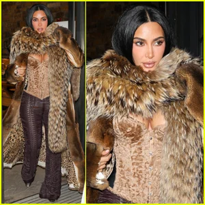 Kim Kardashian combina casaco de pele com calças de couro com cordões enquanto faz compras em Aspen