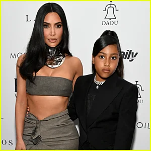 Kim Kardashian presenteia North West com um colar de caveira de diamante de 106 quilates no Natal