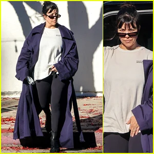 Kourtney Kardashian usa sobretudo roxo para pegar pedidos de comida em Studio City