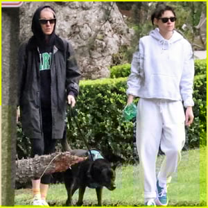 Kristen Stewart e sua esposa Dylan Meyer levam seu cachorro para uma caminhada matinal em Los Angeles